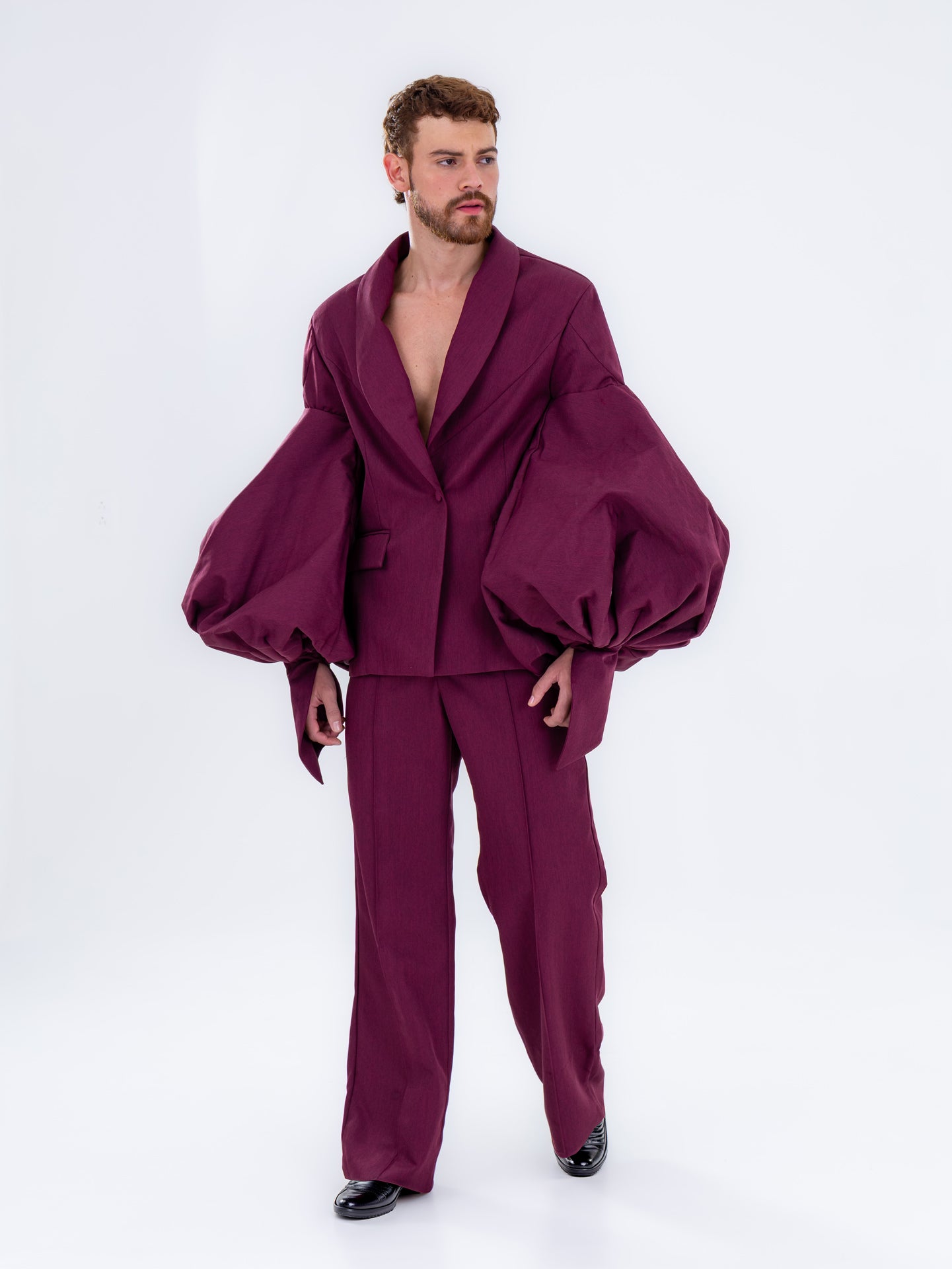 Blazer ciruela vanguardista con mangas abullonadas