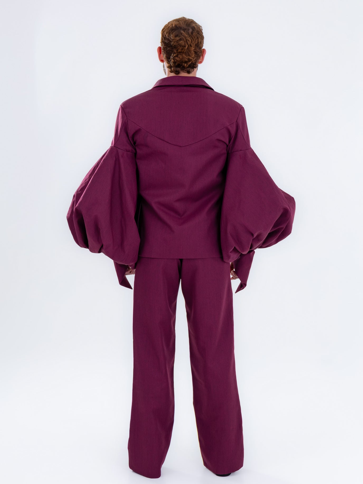 Blazer ciruela vanguardista con mangas abullonadas