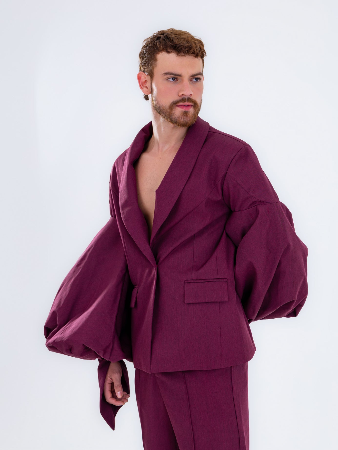 Blazer ciruela vanguardista con mangas abullonadas