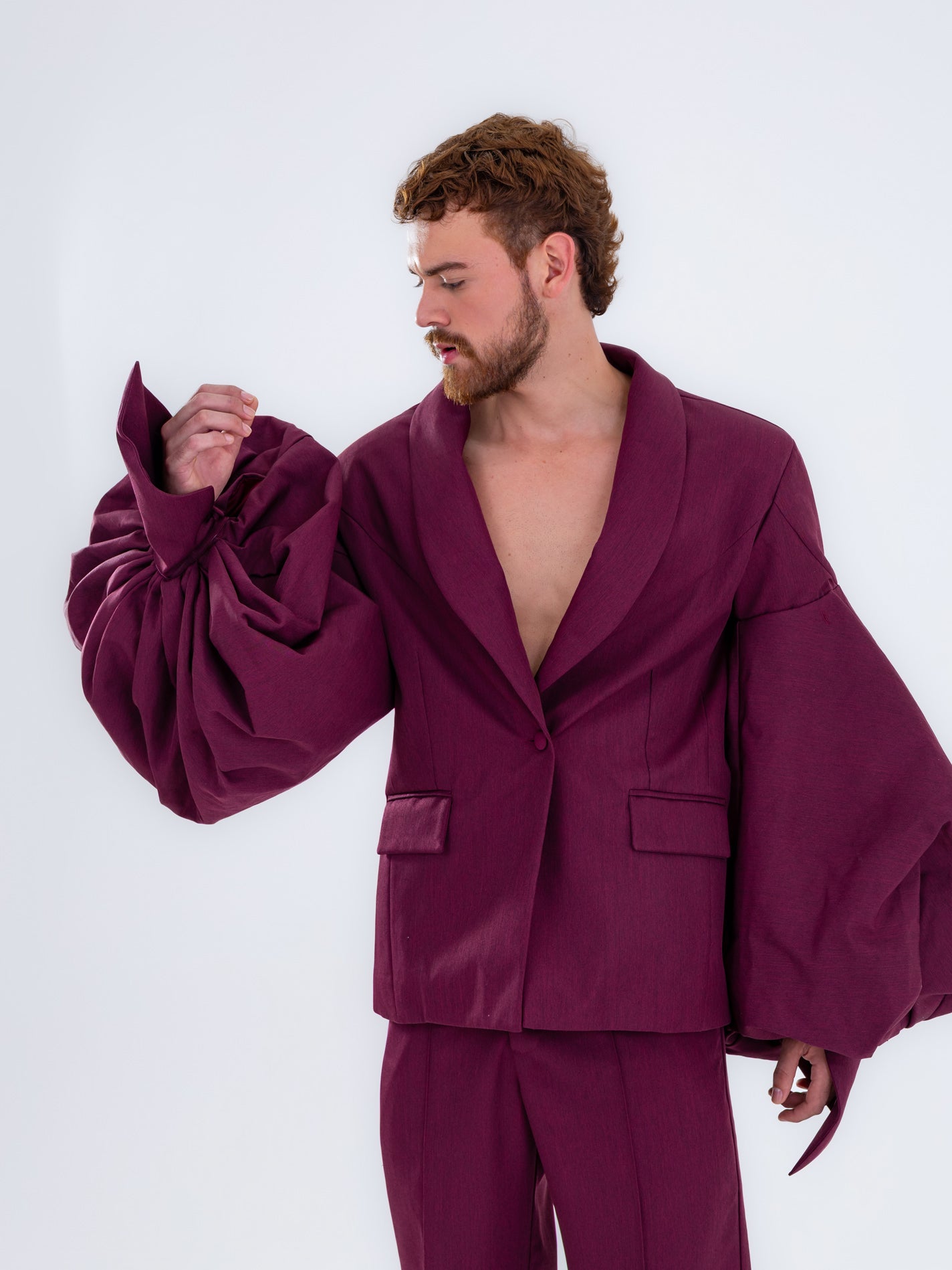 Blazer ciruela vanguardista con mangas abullonadas
