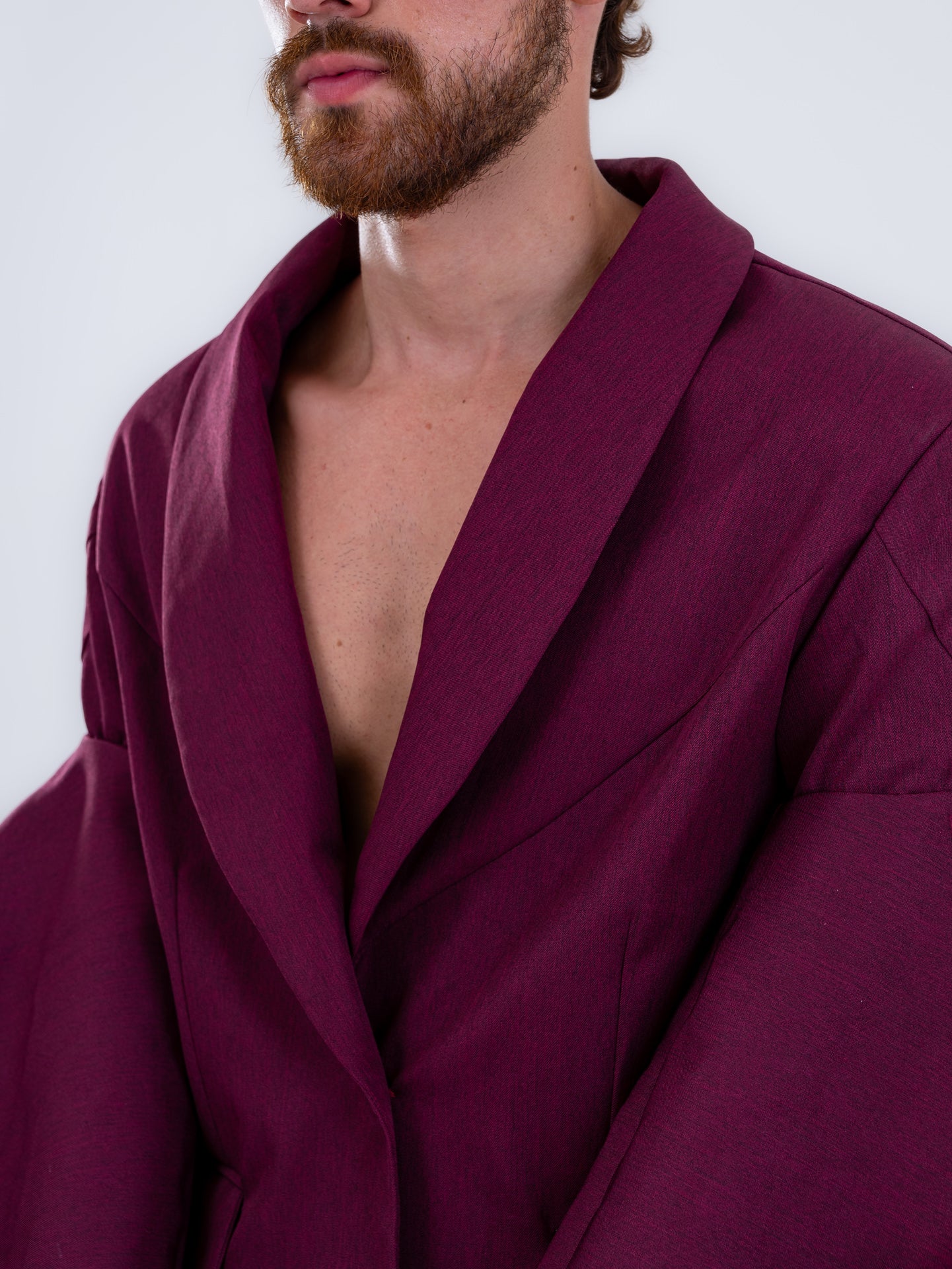 Blazer ciruela vanguardista con mangas abullonadas