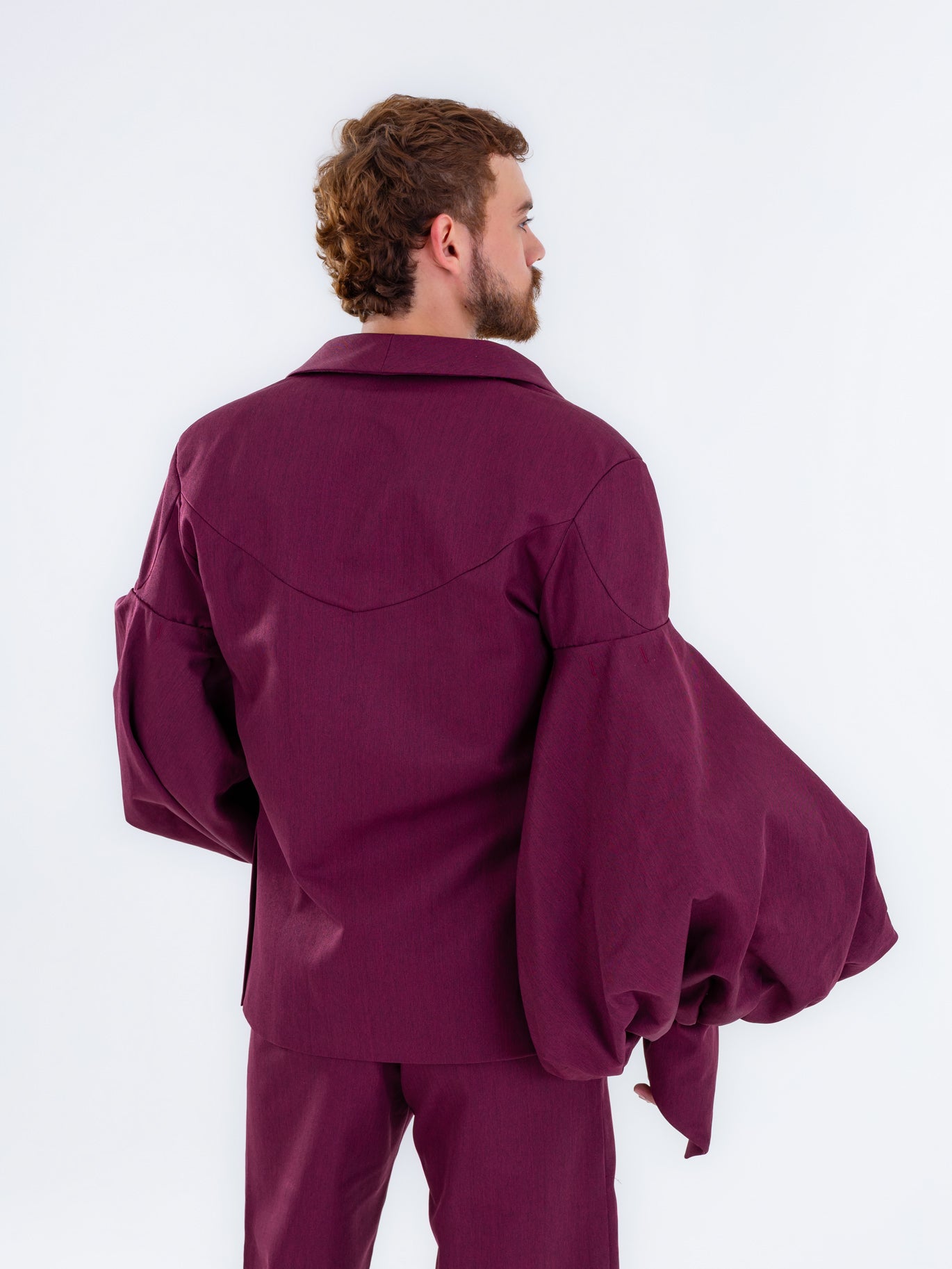 Blazer ciruela vanguardista con mangas abullonadas