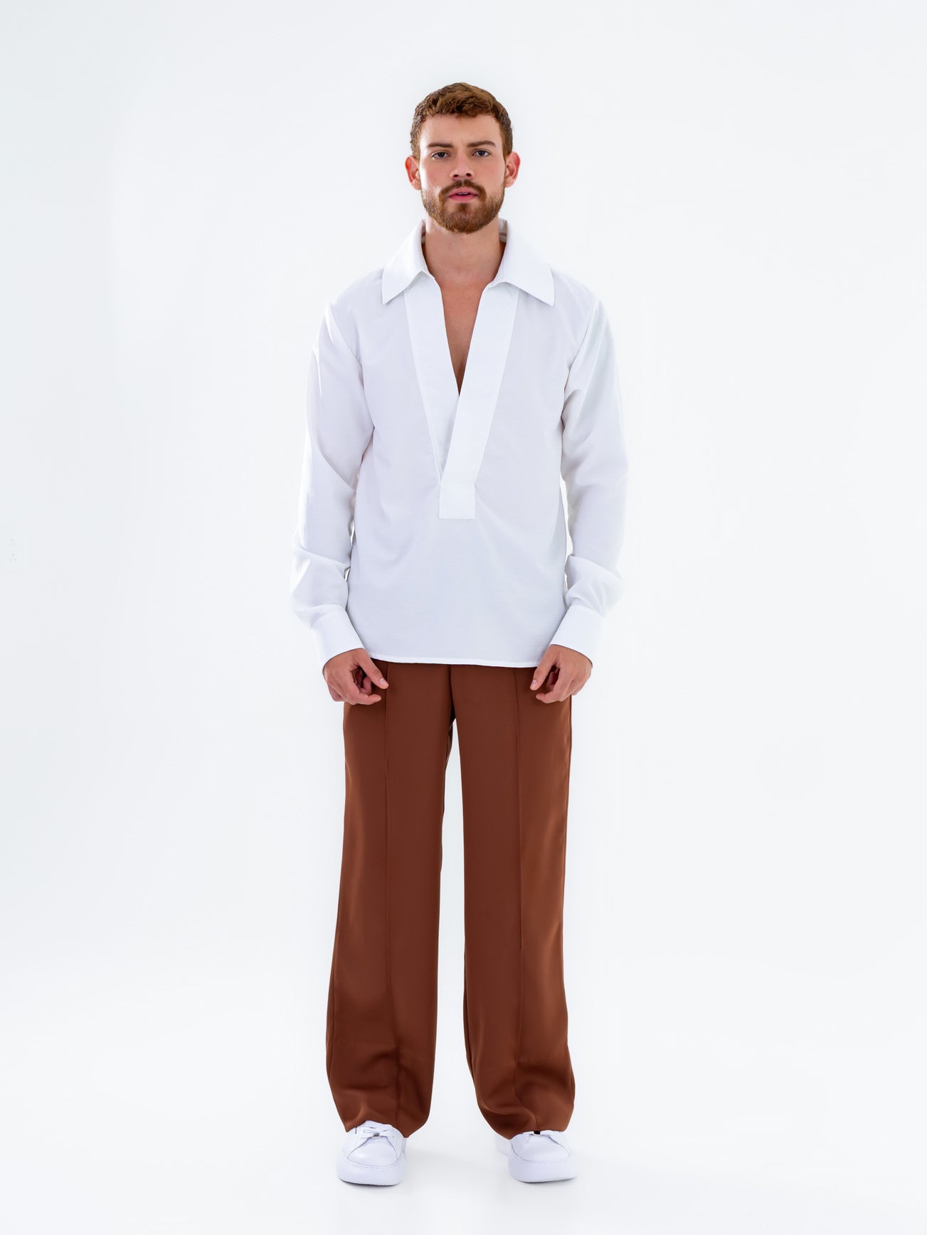 Camisa de lino blanca con cuello en V