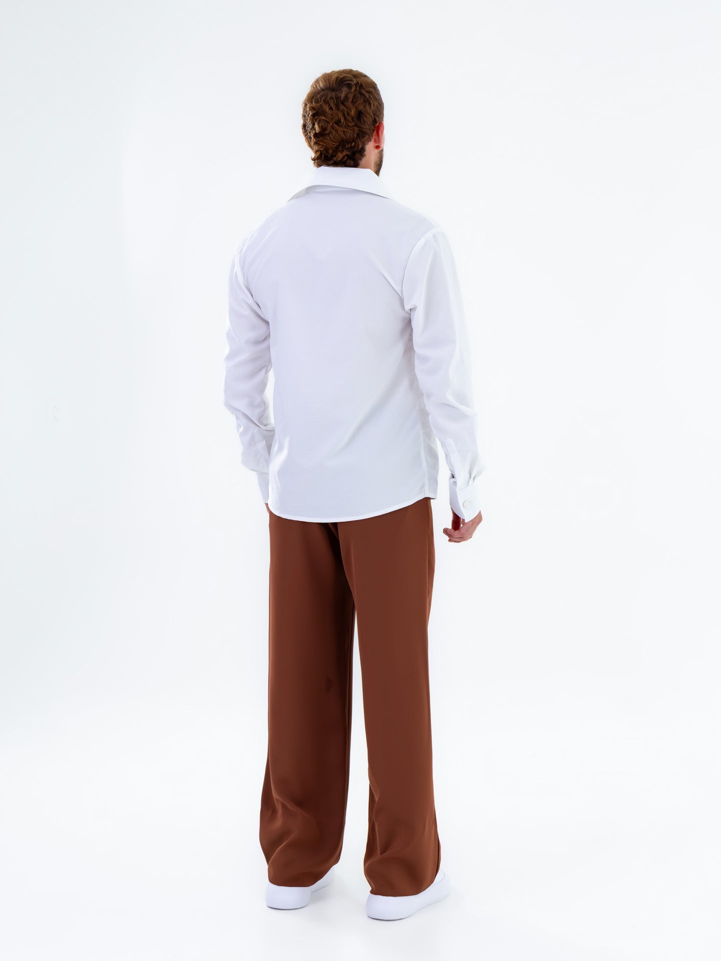 Camisa de lino blanca con cuello en V