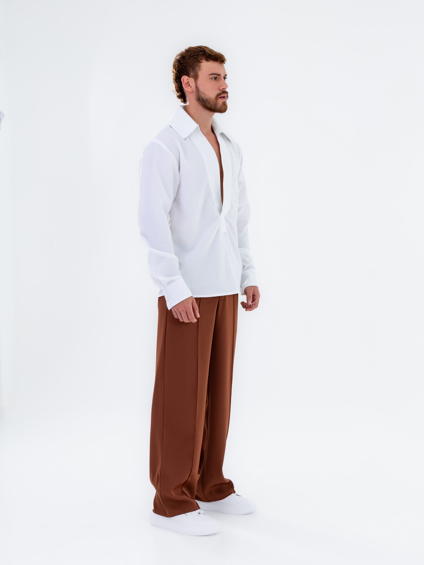 Camisa de lino blanca con cuello en V