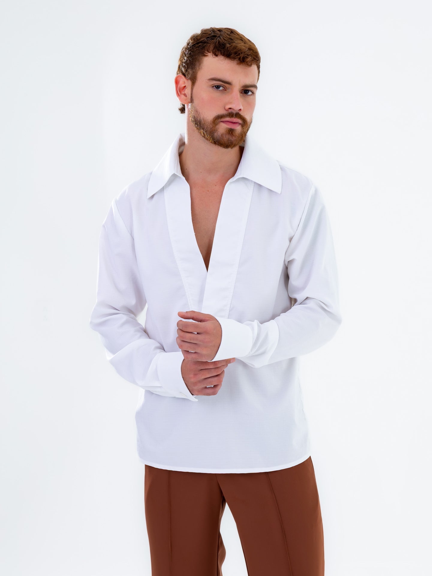 Camisa de lino blanca con cuello en V