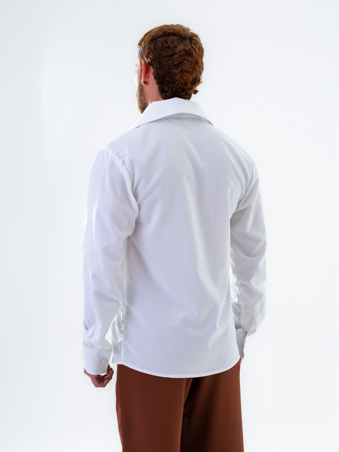 Camisa de lino blanca con cuello en V