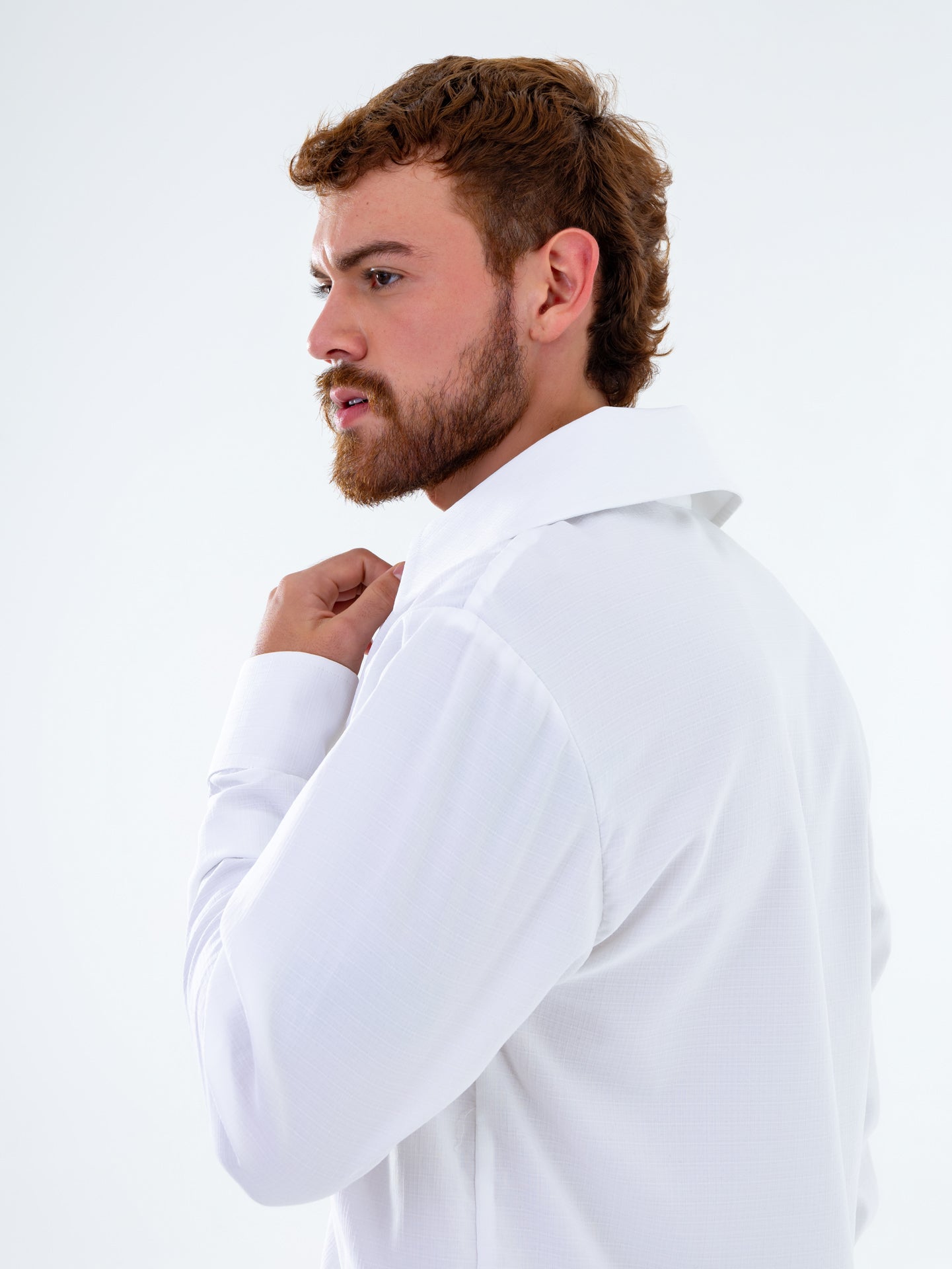 Camisa de lino blanca con cuello en V
