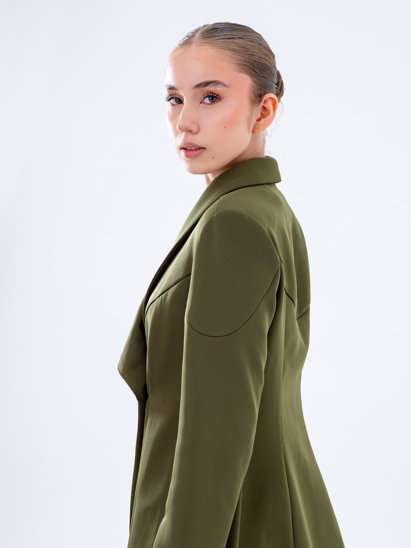 Vestido tipo blazer corto verde oliva