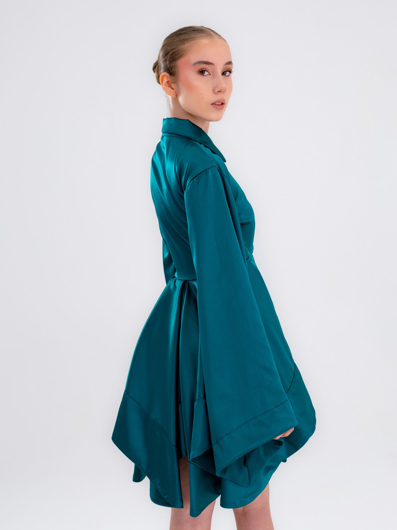 Vestido Corto de Satén Aguamarina
