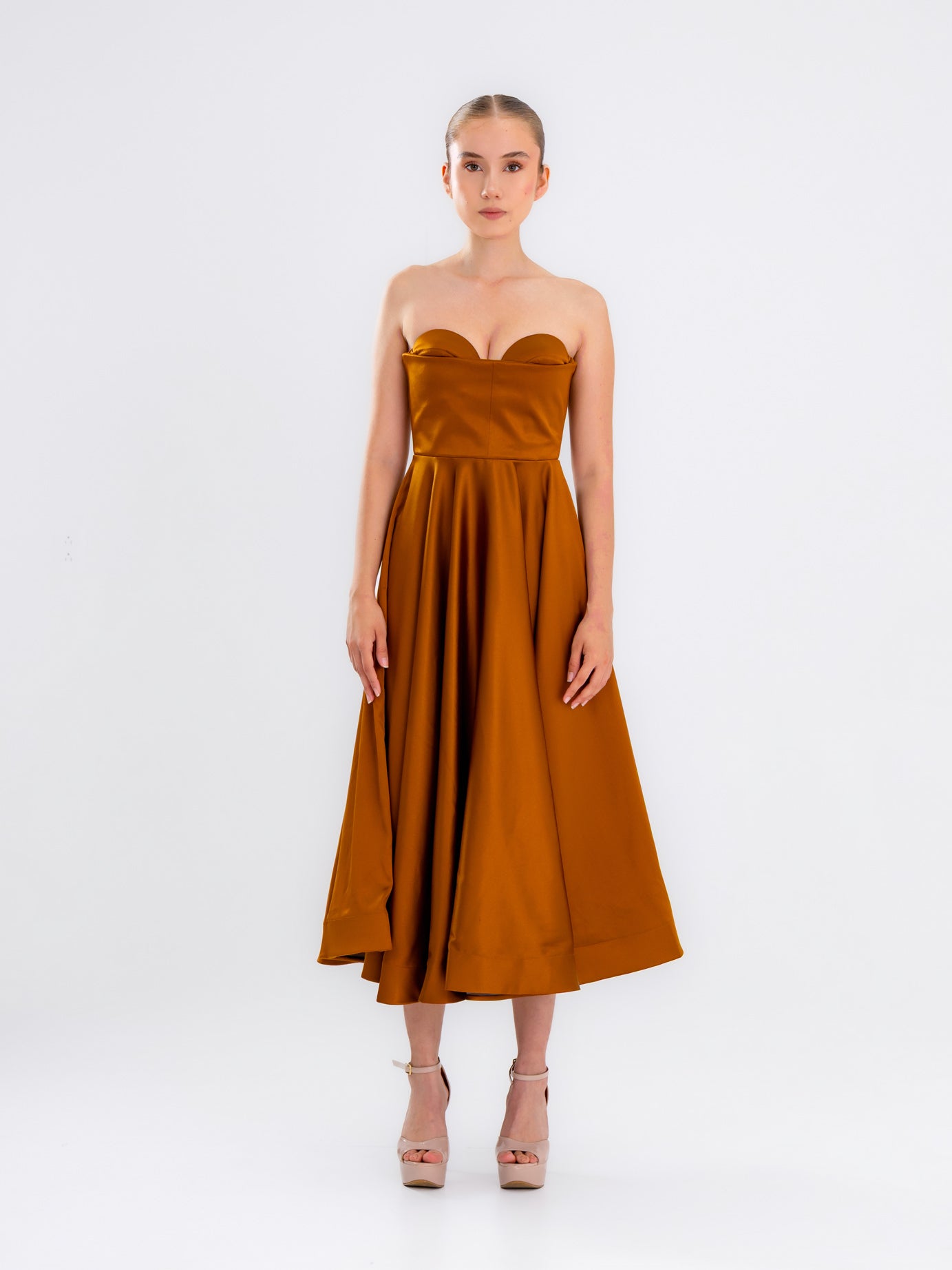 Vestido de cóctel de satén naranja dorado
