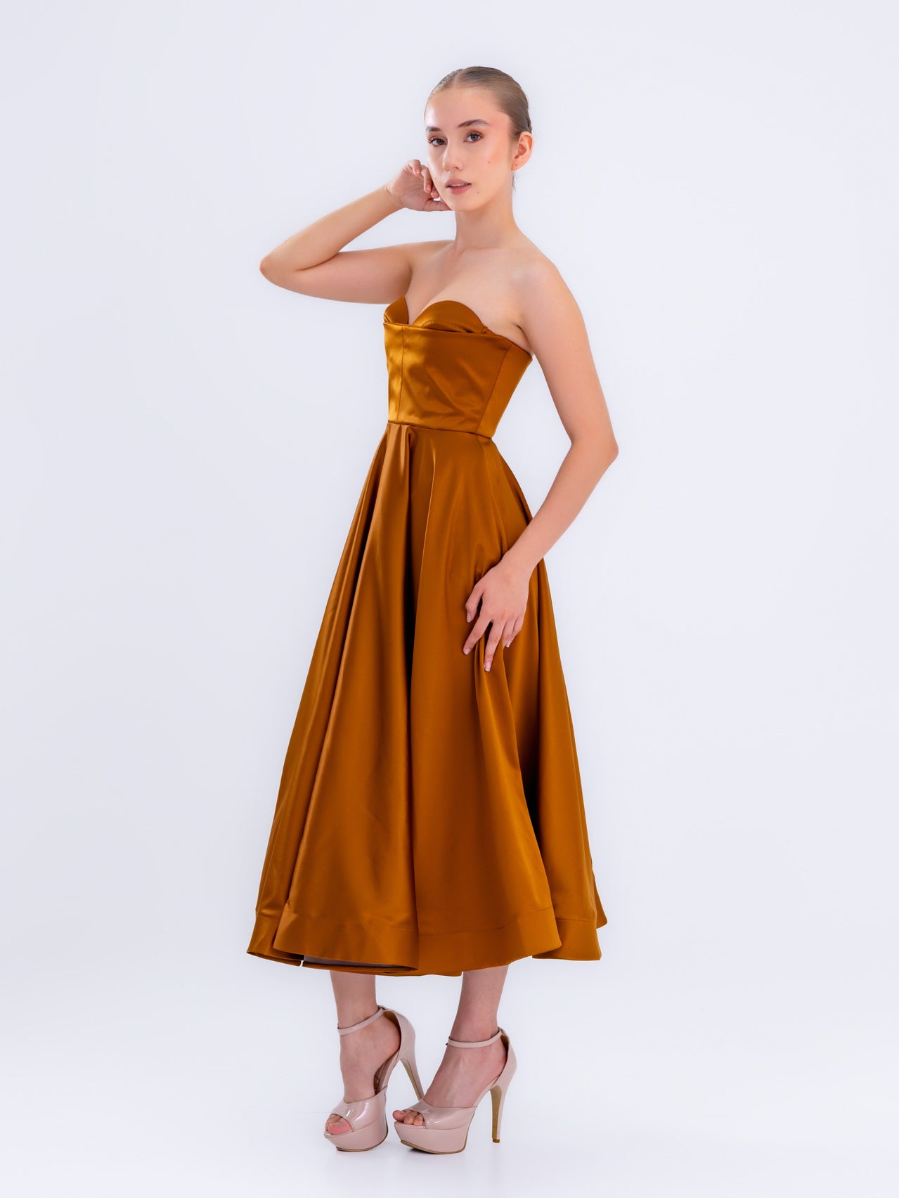Vestido de cóctel de satén naranja dorado