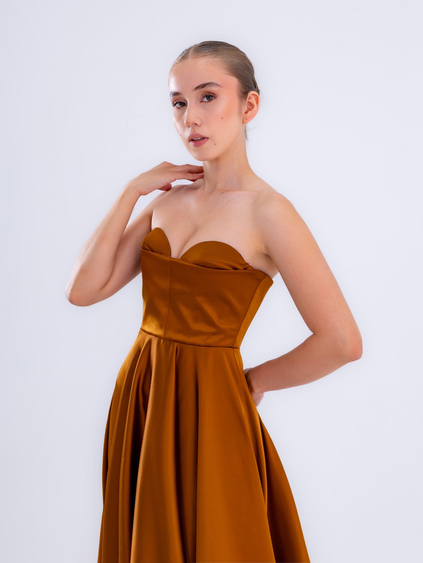 Vestido de cóctel de satén naranja dorado