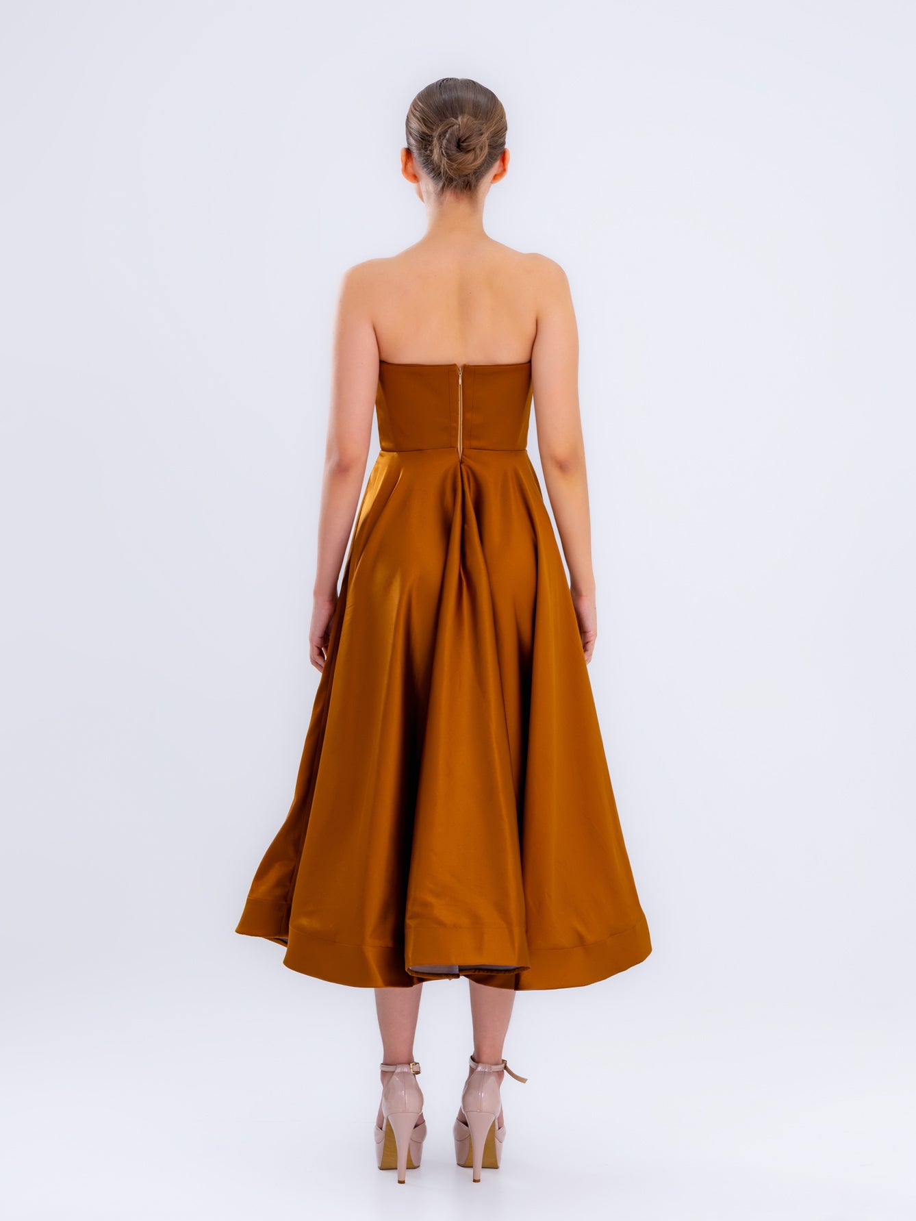 Vestido de cóctel de satén naranja dorado