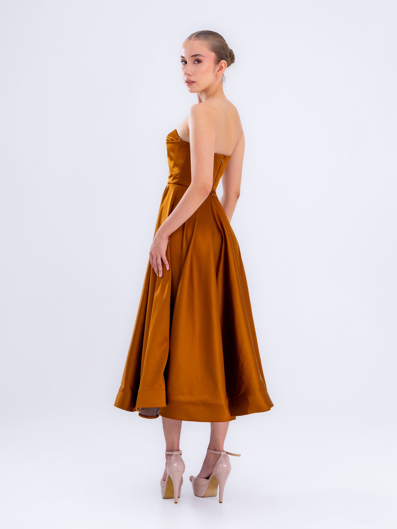 Vestido de cóctel de satén naranja dorado
