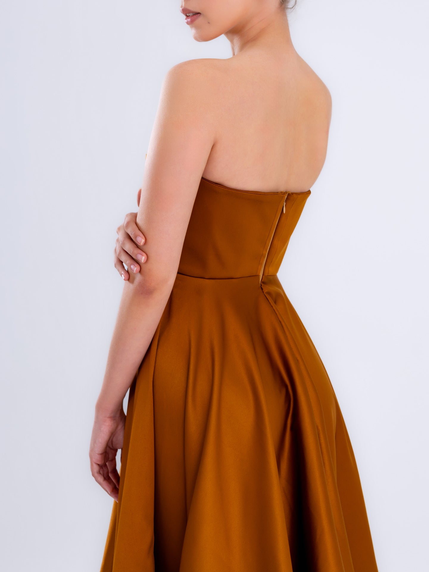 Vestido de cóctel de satén naranja dorado