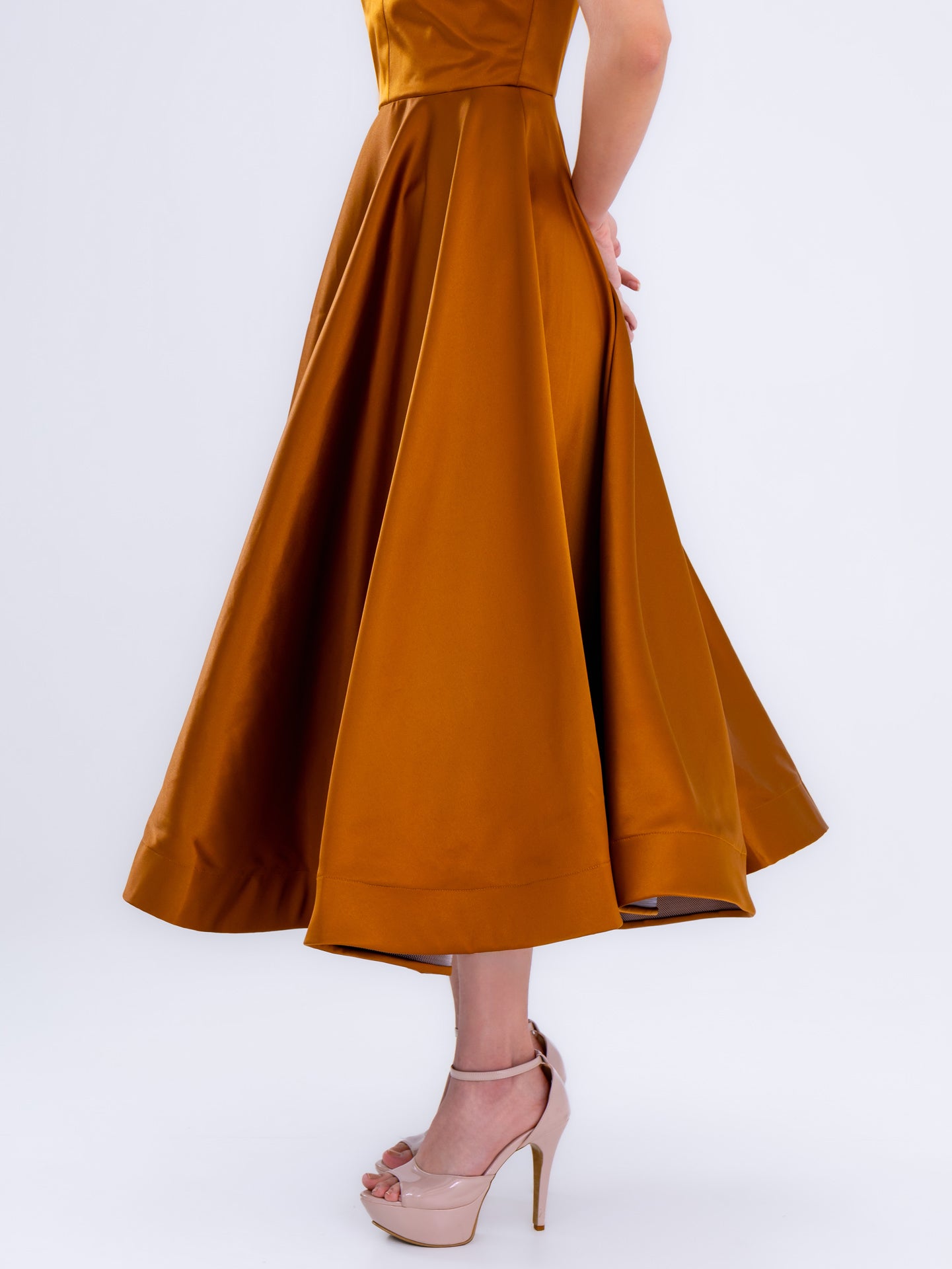 Vestido de cóctel de satén naranja dorado