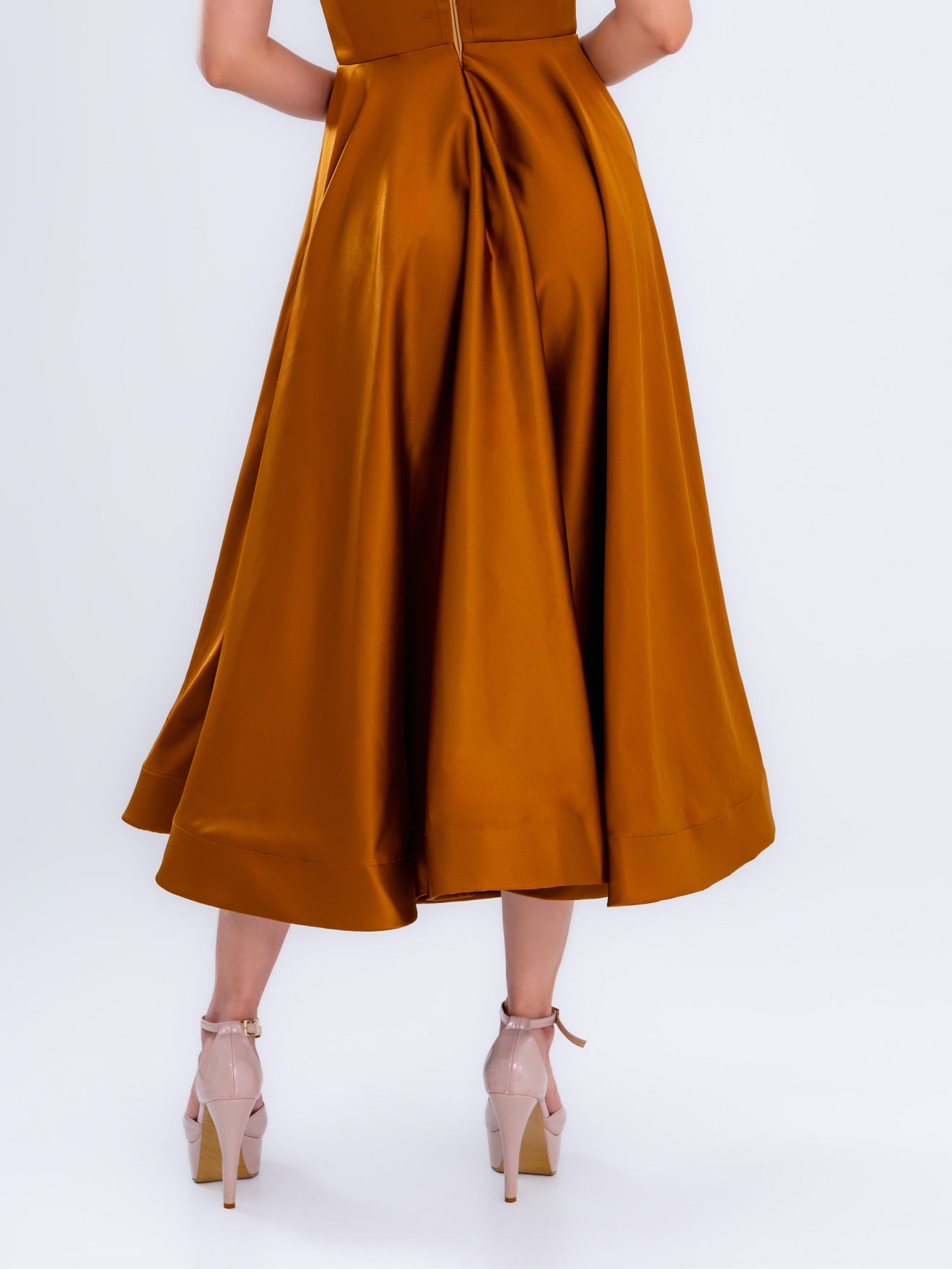 Vestido de cóctel de satén naranja dorado